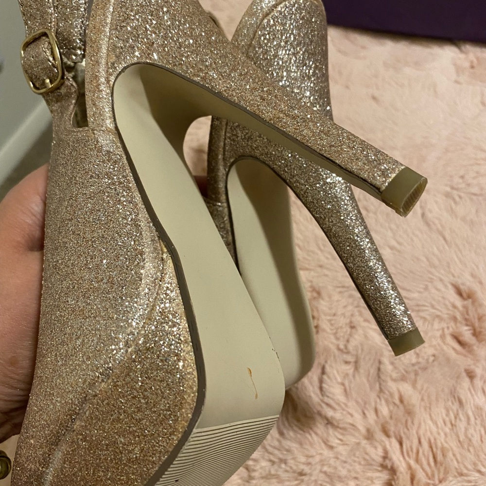 Gold Glitter Steve Madden Size 7 1/2. Never worn